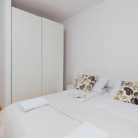Daire Beautiful Czarnieckiego With Balcony By Renters