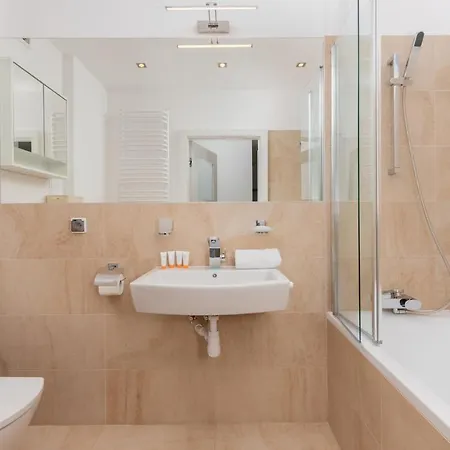 Beautiful Czarnieckiego With Balcony By Renters Daire
